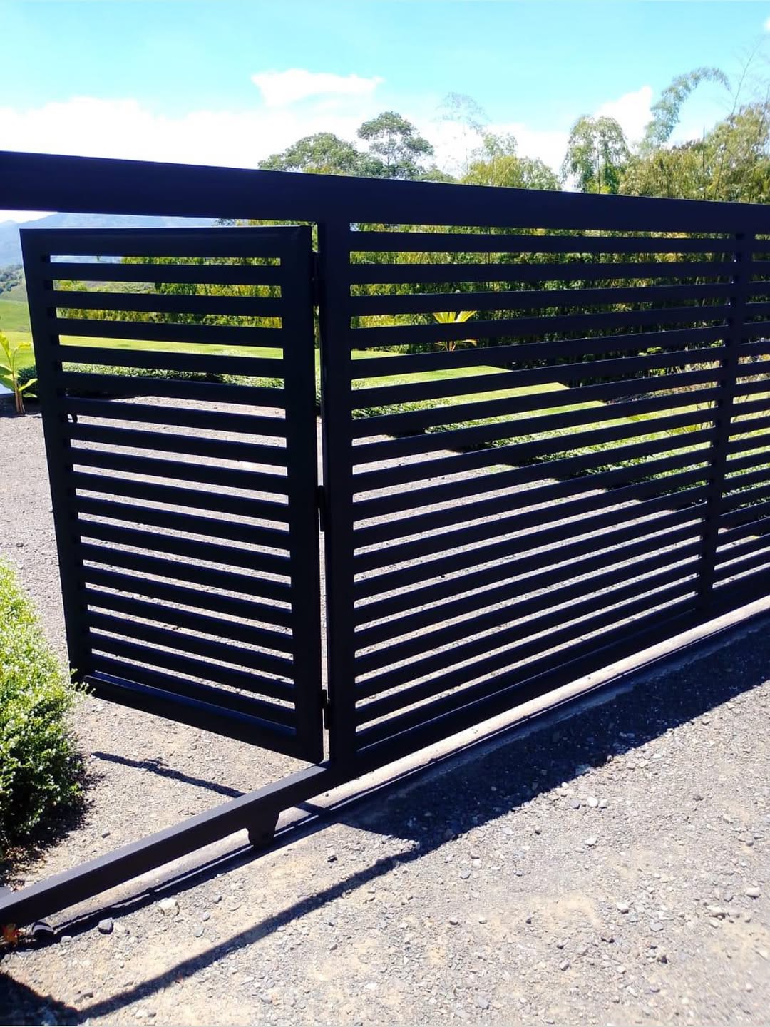 Puerta metálica tipo louver