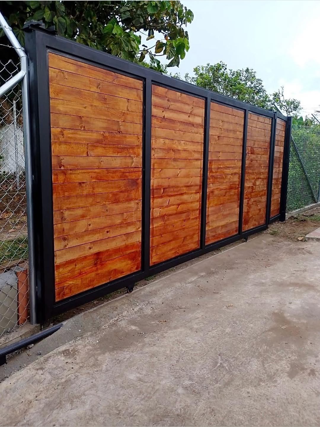 Puerta corrediza en madera y metal